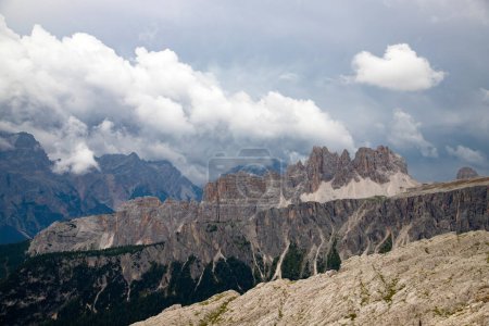 Beeindruckende Aussicht auf die Gebirgskette Croda da da Lago mit Cima d 'Ambrizzola und Lastoni di Formin vom Weg zur Nuvolau Hütte, Dolomiten, Südtirol, Italien.
