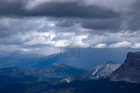 Vista desde la montaña Marmolada hasta el Cima Dieci. Dolomitas en Italia.