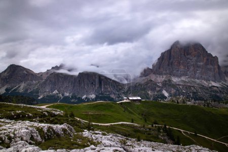 Tofana di Rozes en la niebla de verano en los Dolomitas, Italia, Europa
