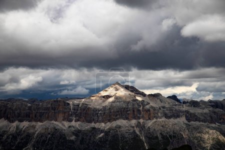 Blick auf den Piz Boe, den höchsten Berg der Sellagruppe in den italienischen Dolomiten von der Marmolada in Südtirol, Italien.