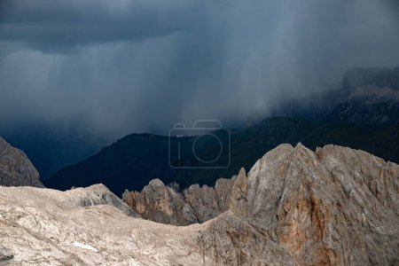 Blick auf Langkofel und Sellagruppe im Sommersturm in den italienischen Dolomiten von der Marmolada in Südtirol, Italien.