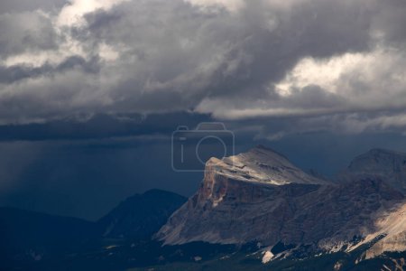 Vue de la montagne Marmolada à la Cima Dieci. Dolomites en Italie.
