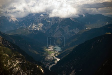Luftaufnahme von Auronzo di Cadore, einer kleinen Stadt, die für ihren See und die nahe gelegenen drei Gipfel des Lavaredo berühmt ist
