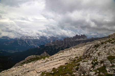 Vue imprenable sur la chaîne de montagnes de Croda da Lago avec le sommet de Cima d'Ambrizzola et le massif montagneux de Lastoni di Formin depuis le sentier jusqu'au refuge de Nuvolau, Dolomites, Tyrol du Sud, Italie.