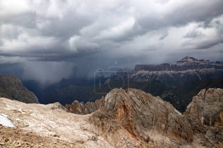 Vista panorámica del grupo Sassolungo y Sella en la tormenta de verano en la Dolomita italiana desde la Marmolada en Tirol del Sur, Italia.