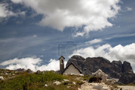 Cappella degli Alpini avec des pics Dolomites en arrière-plan, Tre Cime di Lavaredo, Dolomites, Italie