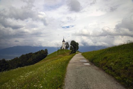 Téléchargez les photos : Jamnik, Slovénie. L'église Jamnik est une charmante chapelle du XVe siècle dans les Alpes Kamnik-Savinja, près de Kranj, offrant une vue imprenable sur le paysage montagneux environnant.. - en image libre de droit