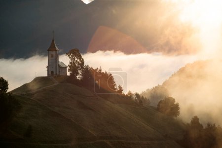 Jamnik, Eslovenia. La iglesia de Jamnik es una encantadora capilla del siglo XV en los Alpes Kamnik-Savinja cerca de Kranj, impresionantes vistas del paisaje montañoso circundante..