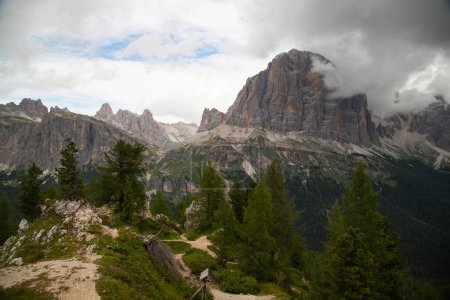 Tofana di Rozes im Sommernebel in den Dolomiten, Italien, Europa