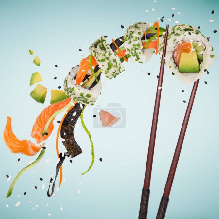 Kawałki pysznego japońskiego sushi zamrożone w powietrzu. Izolacja na pastelowym niebieskim tle