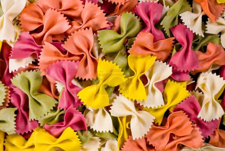 Foto de Textura de pasta italiana sin cocer farfalle, top shot - Imagen libre de derechos
