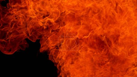 Foto de Explosiones de fuego sobre fondo negro, primer plano - Imagen libre de derechos