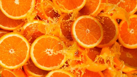 Foto de Freeze Motion Shot de salpicar naranjas frescas, Primer plano. - Imagen libre de derechos