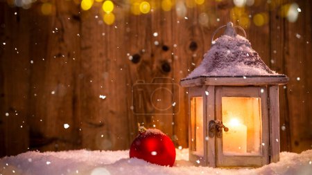 Foto de Bodegón de Navidad con fondo de madera viejo y copos de nieve cayendo - Imagen libre de derechos