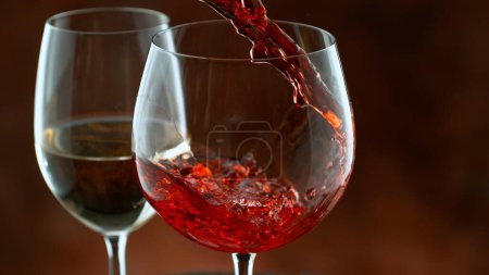 Téléchargez les photos : Close-up of pouring red wine in cellar, macro shot - en image libre de droit
