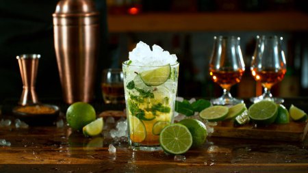 Téléchargez les photos : Close-up of preparing mojito cocktail on a bar - en image libre de droit