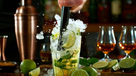 Foto de Close-up of preparing mojito cocktail on a bar - Imagen libre de derechos