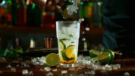 Téléchargez les photos : Close-up of preparing mojito cocktail on a bar - en image libre de droit