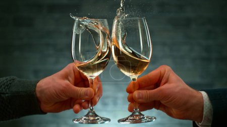 Téléchargez les photos : Freeze Motion Shot of Clinking Two Glasses of Wine, Close-up - en image libre de droit