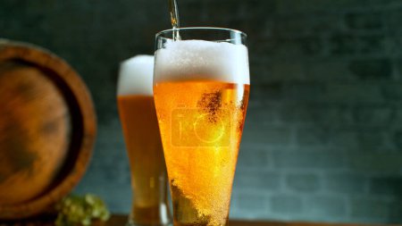 Téléchargez les photos : Freshly brewed beer in a pint on old wooden table, close-up - en image libre de droit