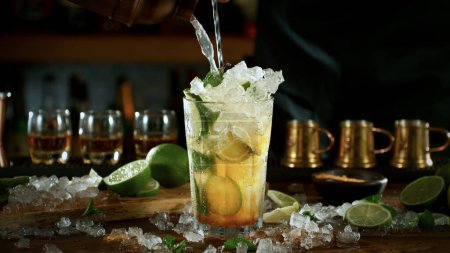 Téléchargez les photos : Mojito cocktail on the bar, dark toned background - en image libre de droit