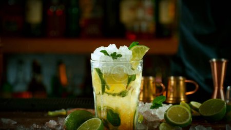 Foto de Mojito cocktail on the bar, dark toned background - Imagen libre de derechos