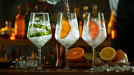 Téléchargez les photos : Fresh various gin tonic cocktails on the bar, dark toned background - en image libre de droit