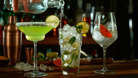 Téléchargez les photos : Fresh various cocktails on the bar, dark toned background - en image libre de droit