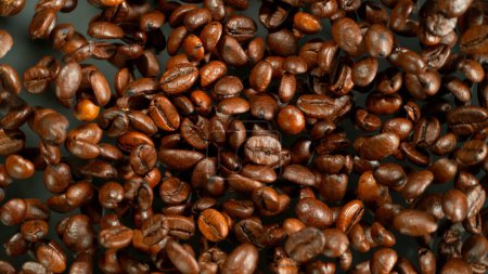 Téléchargez les photos : Macro shot of roasted coffee beans, close-up - en image libre de droit
