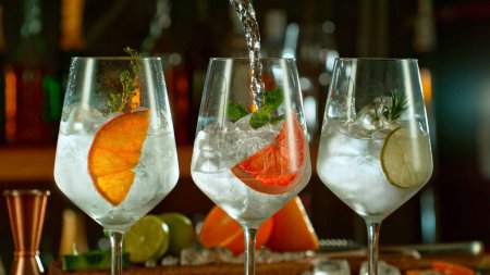Téléchargez les photos : Divers cocktails frais sur le bar, fond sombre - en image libre de droit