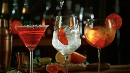 Téléchargez les photos : Fresh various cocktails on the bar, dark toned background - en image libre de droit