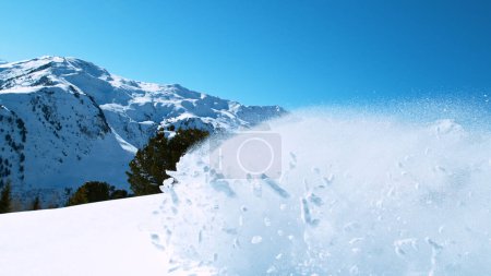 Foto de Freeride skier riding in the scenic mountains with blue sky - Imagen libre de derechos