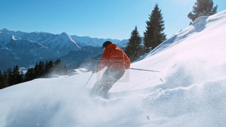 Foto de Freeride skier riding in the scenic mountains with blue sky - Imagen libre de derechos