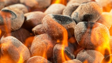 Téléchargez les photos : Prise de vue au gel de briquettes de charbon de bois incandescentes sur le barbecue de jardin, prise de vue macro - en image libre de droit
