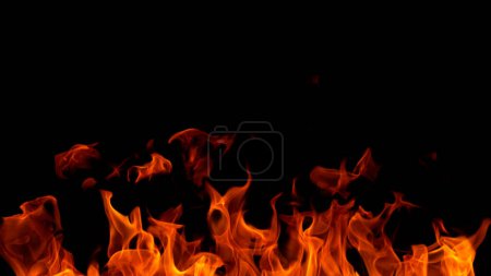 Téléchargez les photos : Flammes de feu isolées sur fond noir - en image libre de droit