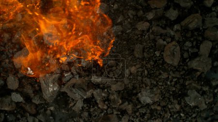 Foto de Congelar el movimiento de las piezas de carbón giratorias con fuego. Concepto de quema de combustibles fósiles y problema de calentamiento global - Imagen libre de derechos