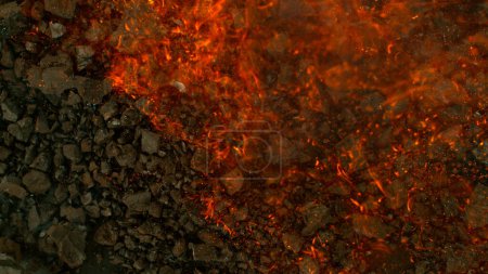 Téléchargez les photos : Congeler le mouvement des pièces de charbon tournantes avec le feu. Concept de combustion de combustibles fossiles et problème du réchauffement climatique - en image libre de droit