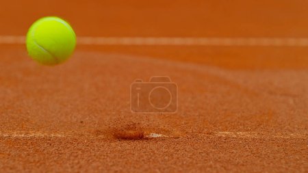 Téléchargez les photos : Gros plan du ping balle de tennis sur terrain d'argile à l'intérieur ou à l'extérieur de la ligne blanche - en image libre de droit