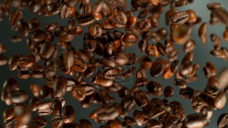 Téléchargez les photos : Capture de mouvement de gel de grains de café volants et rotatifs, fond sombre - en image libre de droit