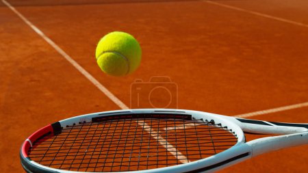 Foto de Bola de tenis rebotando en raqueta de tenis, pista de arcilla, movimiento de congelación - Imagen libre de derechos