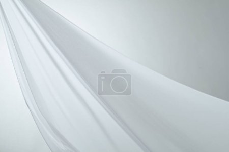 Téléchargez les photos : Gros plan de tissu de soie blanc ondulé, tissu de couleur drapé de drap de lit vide vagues douces - en image libre de droit