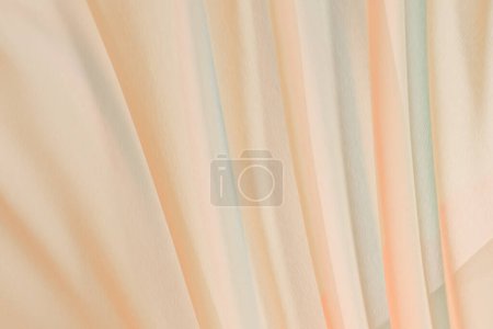 Foto de Primer plano de tela de seda naranja ondulada, tela de color cubierta de sábanas vacías de ondas suaves - Imagen libre de derechos