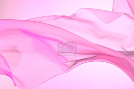 Téléchargez les photos : Gros plan de tissu de soie rose ondulé, tissu de couleur drapé de drap de lit vide vagues douces - en image libre de droit