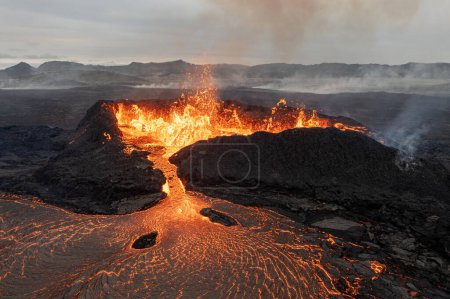Schöne Luftaufnahme des aktiven Vulkans Litli - Hrutur, Island 2023
