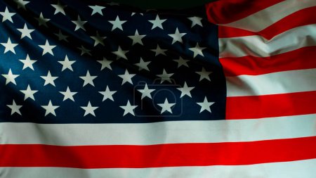 Foto de Primer plano de ondear bandera americana sobre fondo negro, Super Slow Motion, filmado en cámara cinematográfica de alta velocidad a 1000 FPS - Imagen libre de derechos