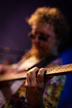 Téléchargez les photos : Guitariste basse ou guitariste jouant de l'instrument de musique se concentrer sur la main - en image libre de droit