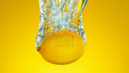 Téléchargez les photos : Congeler le mouvement de chute de fruits frais de citron dans l'eau - en image libre de droit