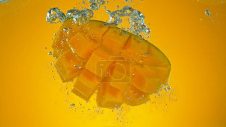 Téléchargez les photos : Congeler le mouvement de chute des mangues fraîches dans l'eau - en image libre de droit
