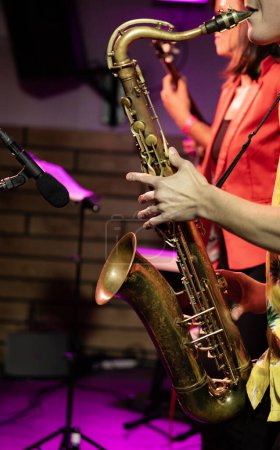 Téléchargez les photos : Lecteur de saxophone jouant de l'instrument de musique pendant le concert - en image libre de droit