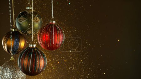 Foto de Bolas decorativas de Navidad con luces Bokeh y purpurina cayendo - Imagen libre de derechos